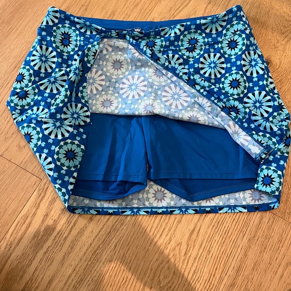 Women’s athletic skirt size M with built in shorts. Great for summer sports - Picture 2 of 3